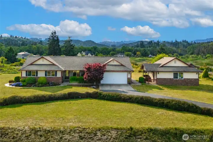 Welcome to this rambler in Bordeaux Ranch!