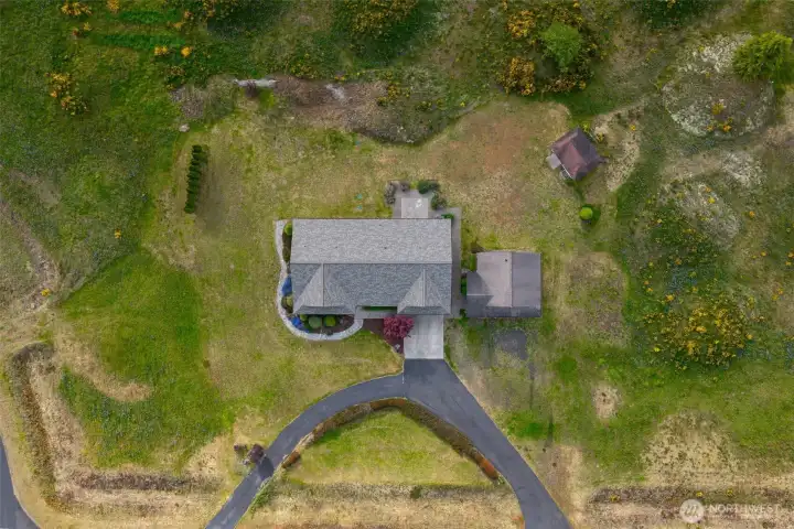 Easy circular driveway and new roof in 2025!