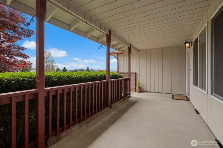 Spacious covered front entry.