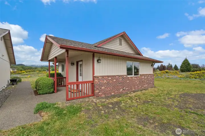 Separate +/- 576 sq ft spacious with lots of potential for many uses!
