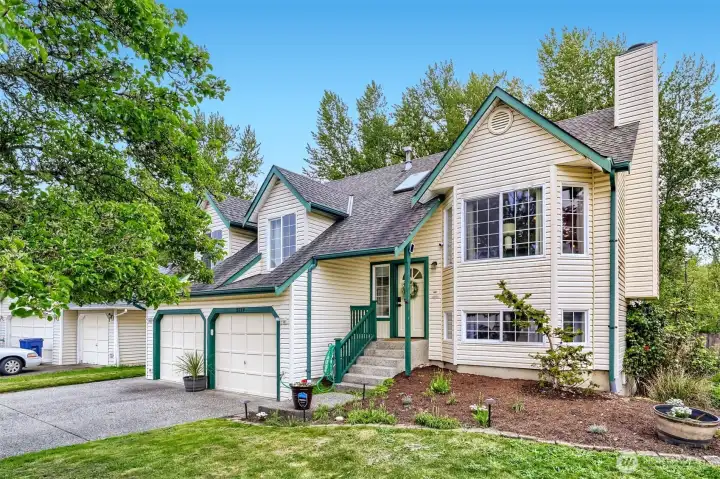 Gorgeous home on flat lot in heart of Marysville.