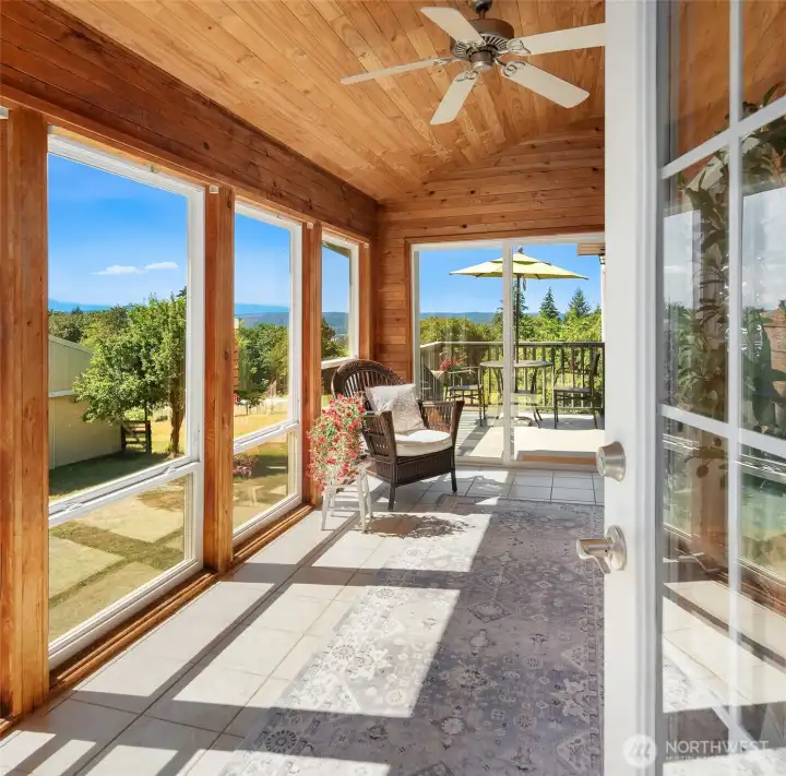 Light-filled entry
