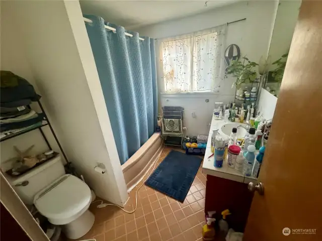 Upstairs full bathroom