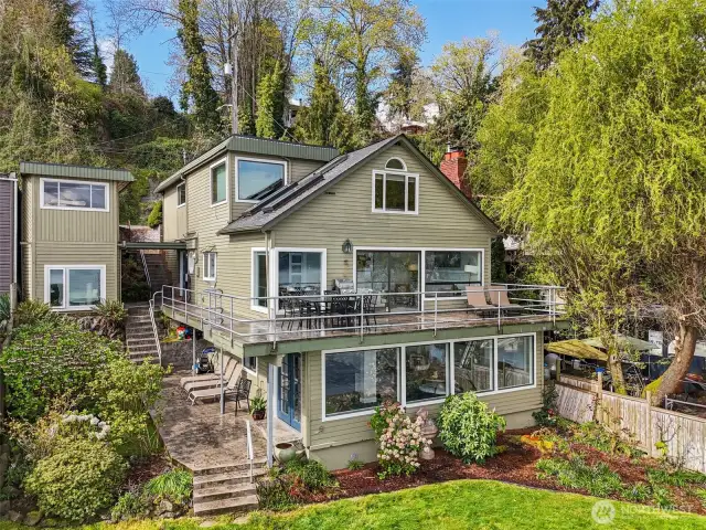 Unique opportunity to enjoy 50' of lakefront living on the banks of Lake Washington. Wake up every morning to expansive views from all levels of this lovely home.