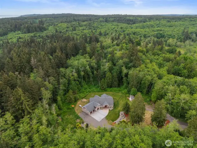 Ultimate privacy yet minutes to Kingstons ferry systems, grocery stores, restaurants, beaches, etc.