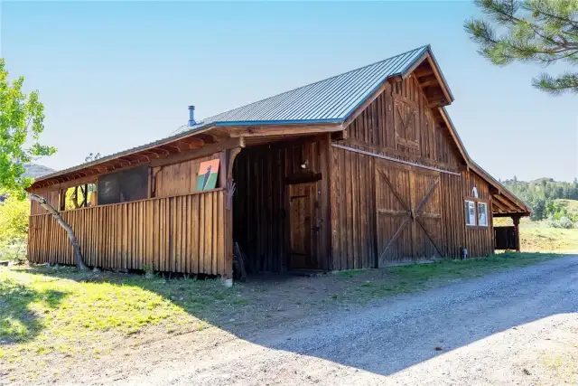 Incredible shop for woodworking, metal work or whatever your medium.