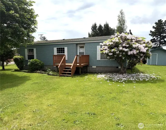 This 2 bedroom, 2 bath home is located in the heart of Ocean Park.  Close to everything! Large corner lot with mature landscaping. Fully fenced.
