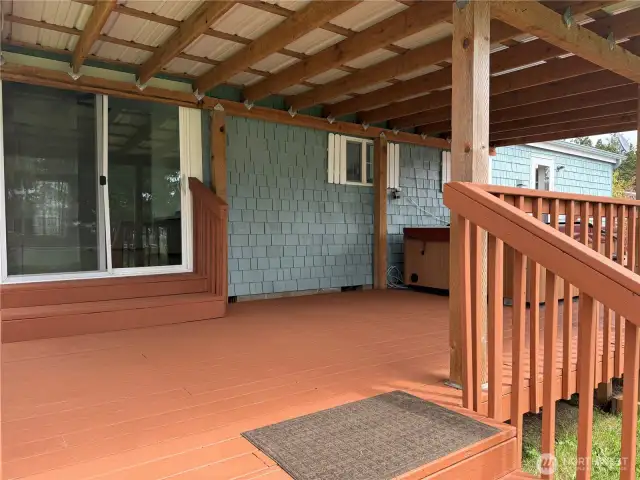 Sliding glass doors into the dining/kitchen, convenient for entertaining.
