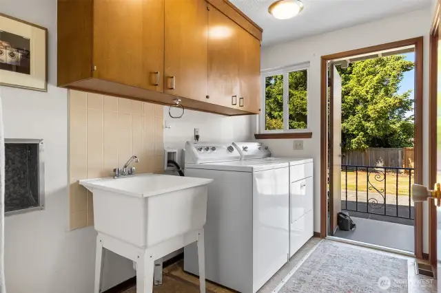 Oversized laundry room w/ utility sink and cabinets on both walls