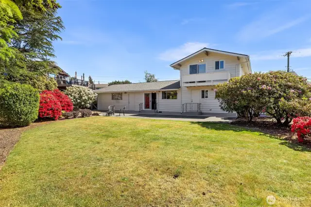 Tranquil, fully fenced backyard w/ mature landscaping