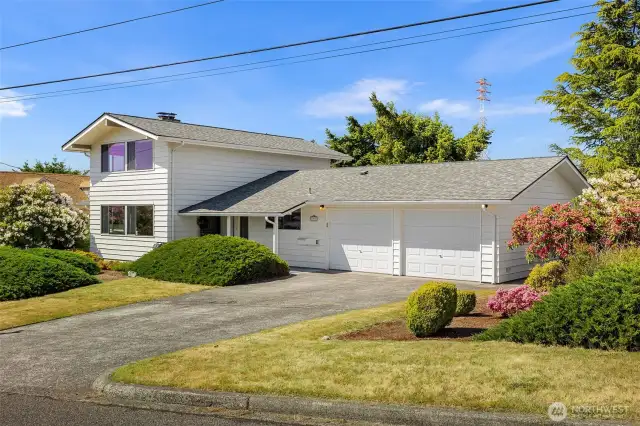 Level lot, plenty of parking, or park an RV/boat!
