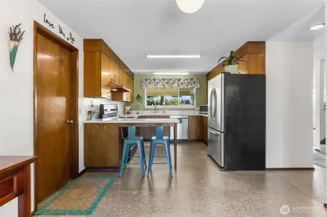 Kitchen w/ eating bar