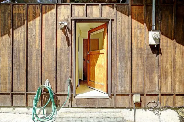 Second entrance entering into the mud room.