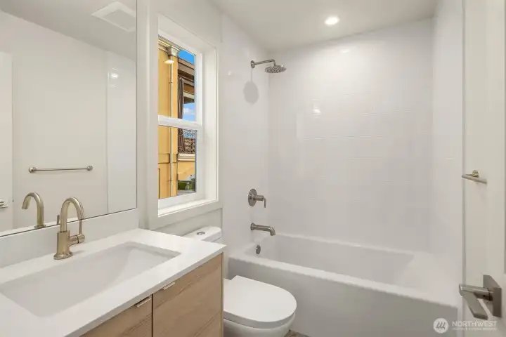 Floor 2 Bedroom EN-SUITE bath