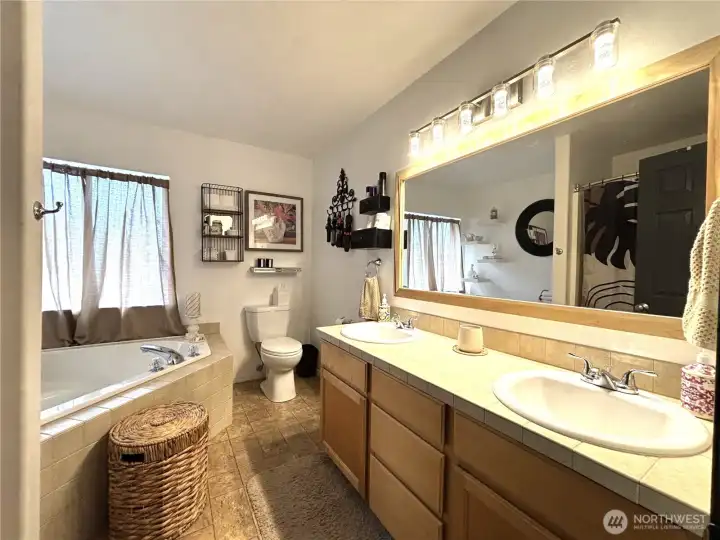 master bathroom double sink and soaking tub