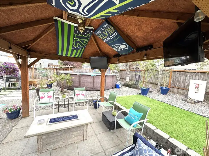 Beautiful gazebo to enjoy your favorite games and activities outdoors!