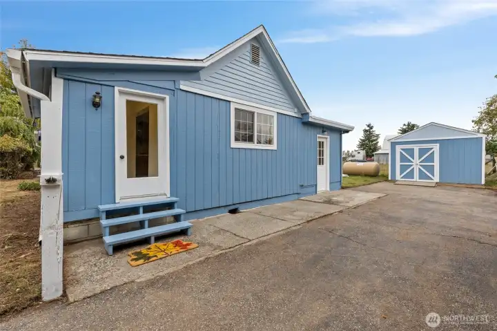 Front door that leads to the entry area & pantry ...