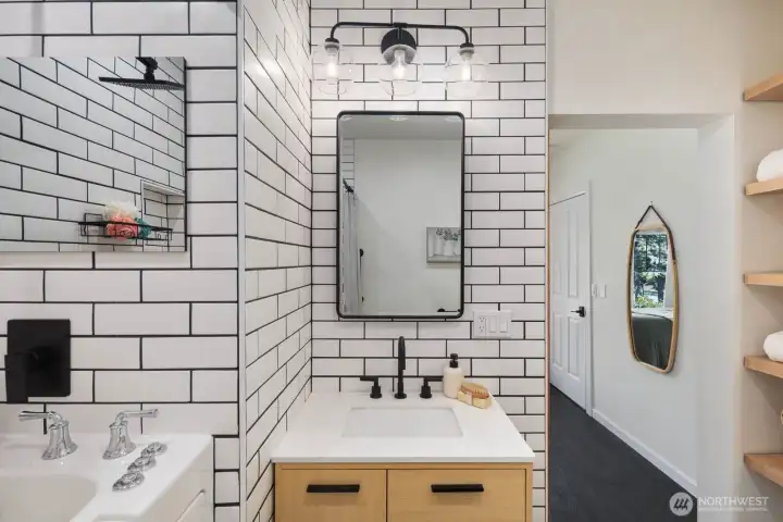 You may never leave a bathroom again. Tub/shower and wireless TV