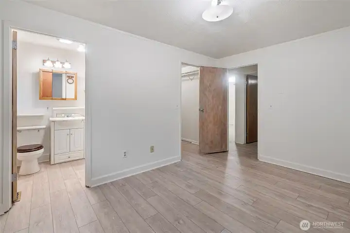 Primary w/bath & walk-in-closet