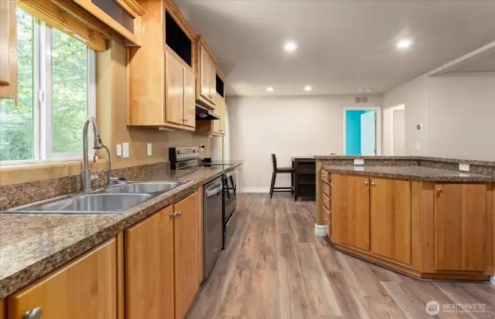 Plenty of storage space with the island/breakfast bar.