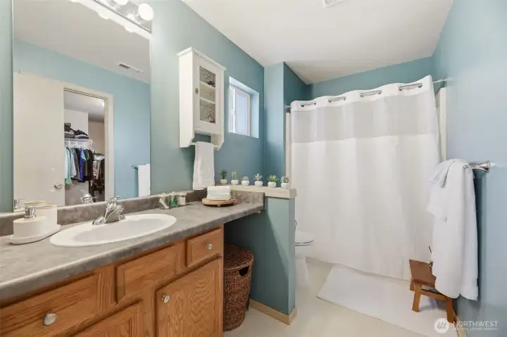 Get ready with ease. A large bathroom helps make busy mornings run more smoothly. Get ready with ease. A large bathroom helps make busy mornings run more smoothly.