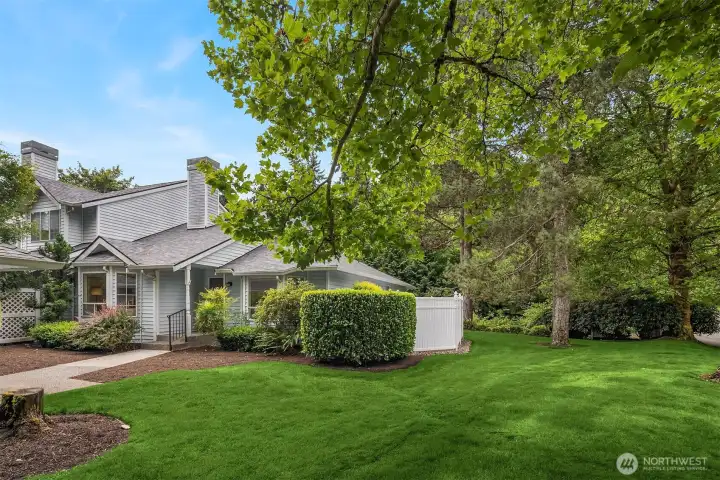 End unit has exceptional privacy. End unit has exceptional privacy.