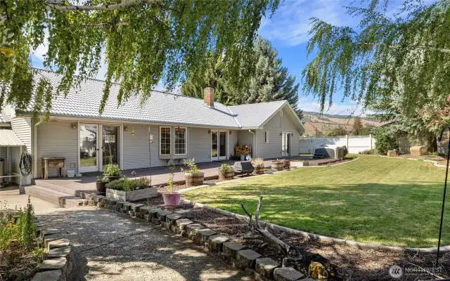 PRIVATE back yard - with trees thats fenced for privacy!