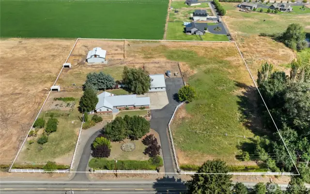 Approximate outline of the property. Notice the shelter barns on the property.