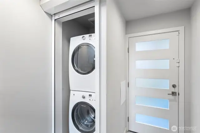 Stacked laundry unit