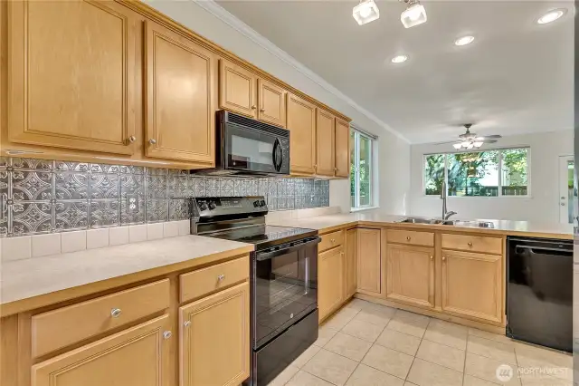 Lots of great storage & eating bar ~
