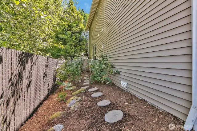 Walkway down the side ~