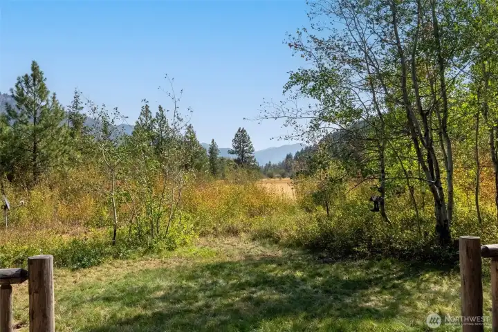 Outdoor dining – Scenic deck with room for grilling, al fresco dining, and enjoying Mazama’s four seasons.
