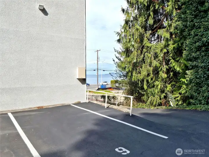 Your convenient parking space is easily accessible.