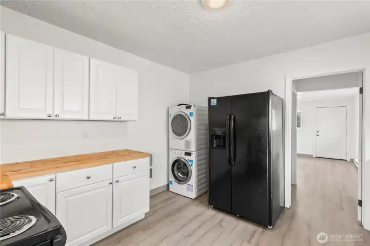 Large kitchen with additional storage, washer/dryer included