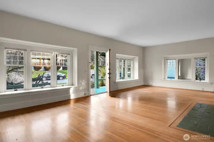 Living Rm w/Front Door