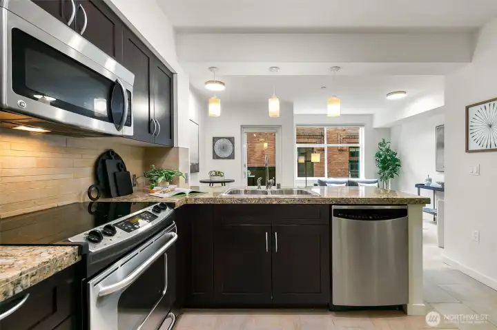 From meal prep to happy hour hosting, this full-sized kitchen is ready for it all.