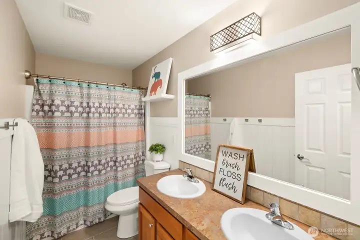 Upstairs full bathroom.