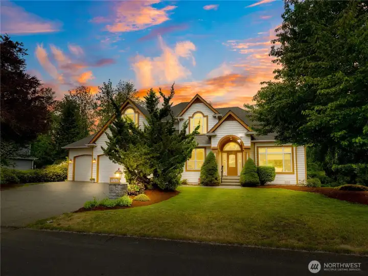 This beautiful traditional home is located in a great neighborhood close to everything Bonney Lake has to offer.