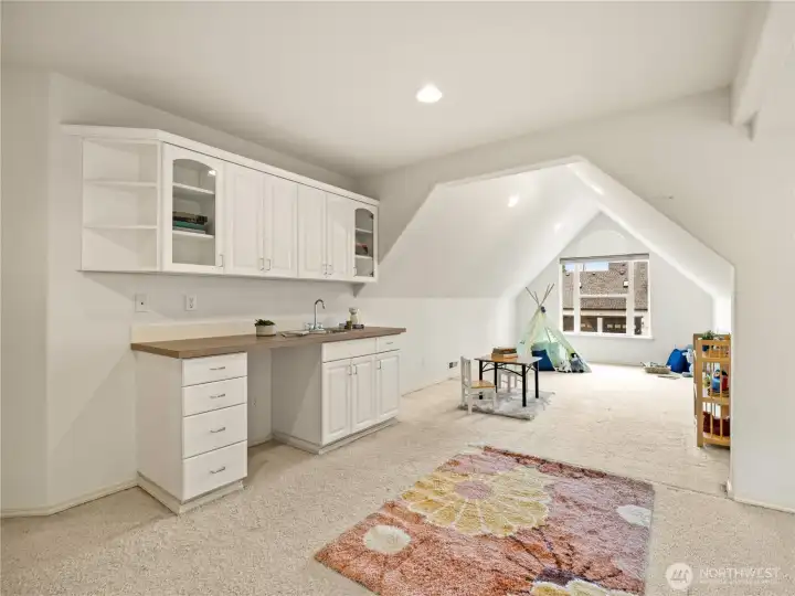 This large bonus space has a wet bar and room to be an exercise room, play room or maybe a great space to do crafts and hobby activities.