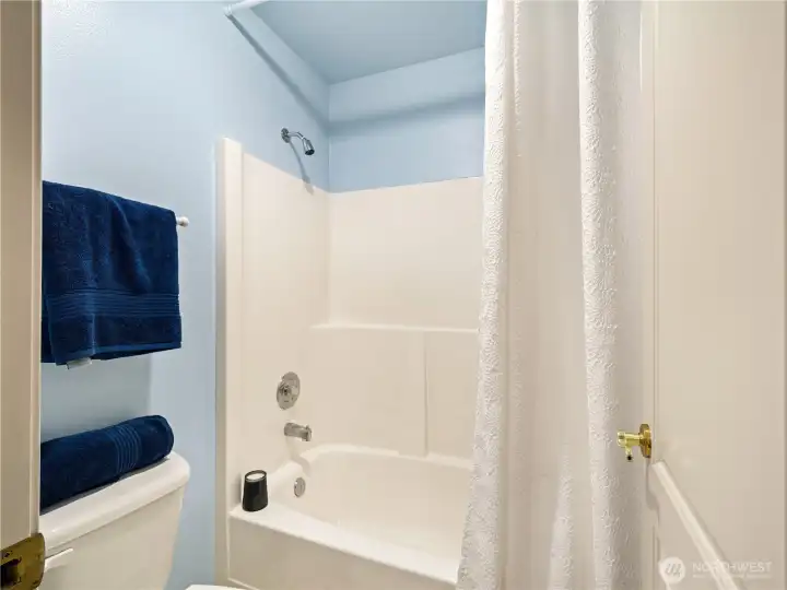 The upstairs bathroom has a tub too.