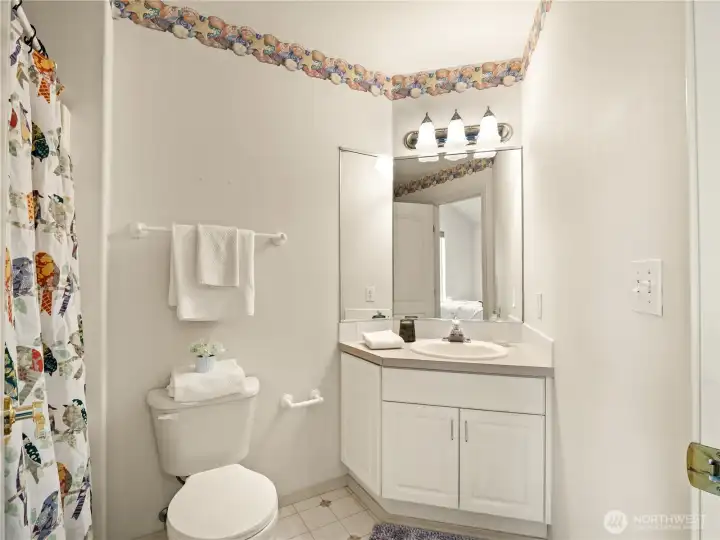 The 2nd bedroom en Suite.