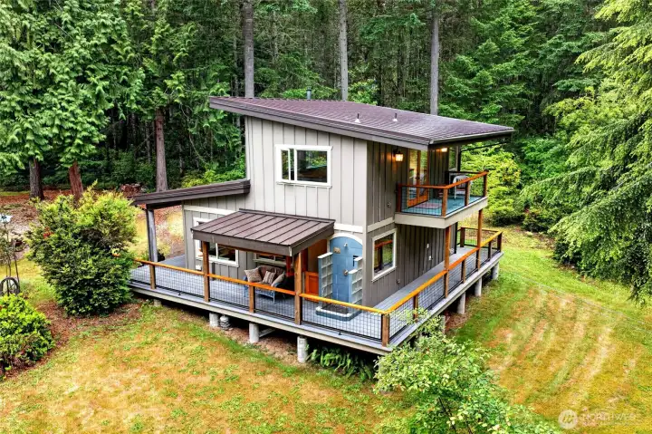 Decks Surround the House to Enjoy Nature!