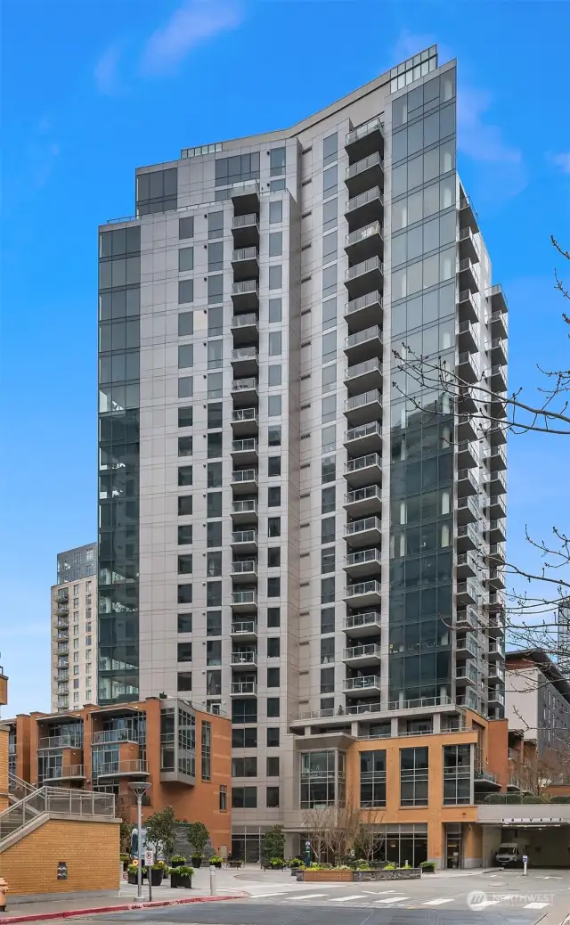 The Washington Square Towers are one of the greatest luxury towers located in the heart of Bellevue, positioned only a few minutes' walk away from upscale shopping.