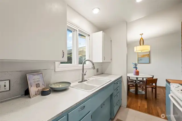 Love this adorable kitchen!