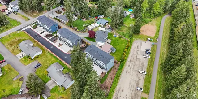 Photographs are for illustrative purposes only. Features, finishes, interior/exterior colors, landscaping and floorplan shown may vary from actual homes built.