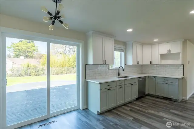 Sliding door to wood deck. Informal eating area off kitchen.
