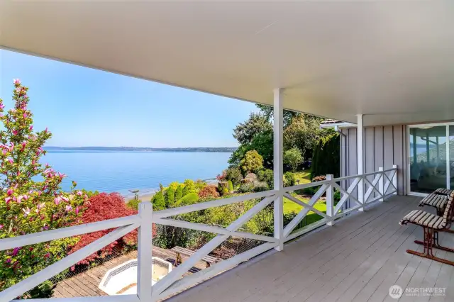 large deck for entertaining and watching the wildlife
