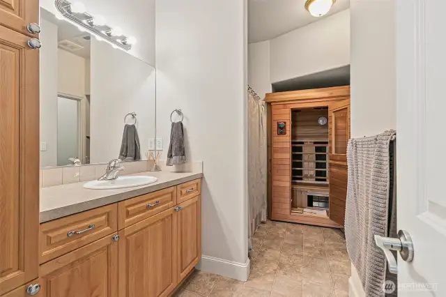 Full bathroom w/ sauna