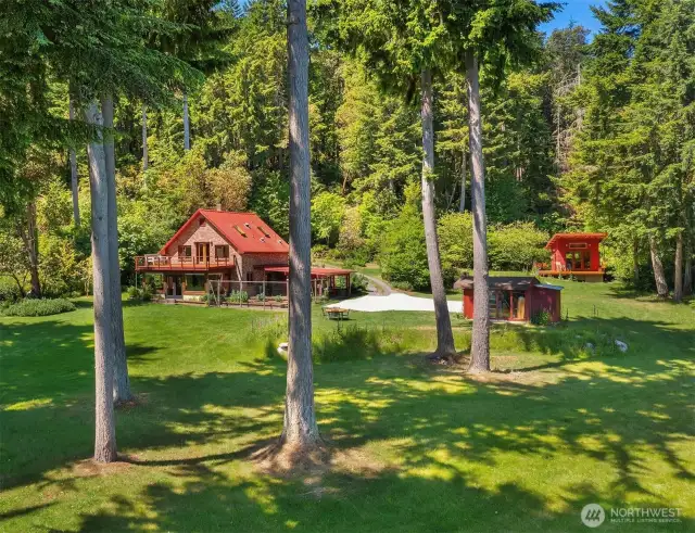 Here, a splendid situations of view, privacy, and true crafstmanship in the home.