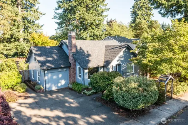 West Oly cutie - perfect balance of vintage charm and convenient updates. Original hardwoods & coved ceilings; 4yr old roof, new heat pump, vinyl windows and interior/exterior paint, all on large lot in coveted westside location!